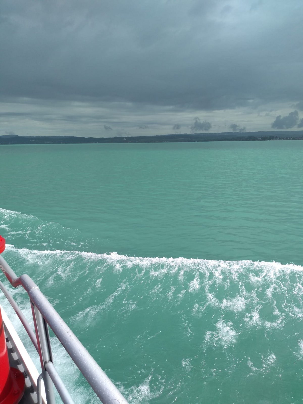 Caribbean turquoise coloration of Lake Constance