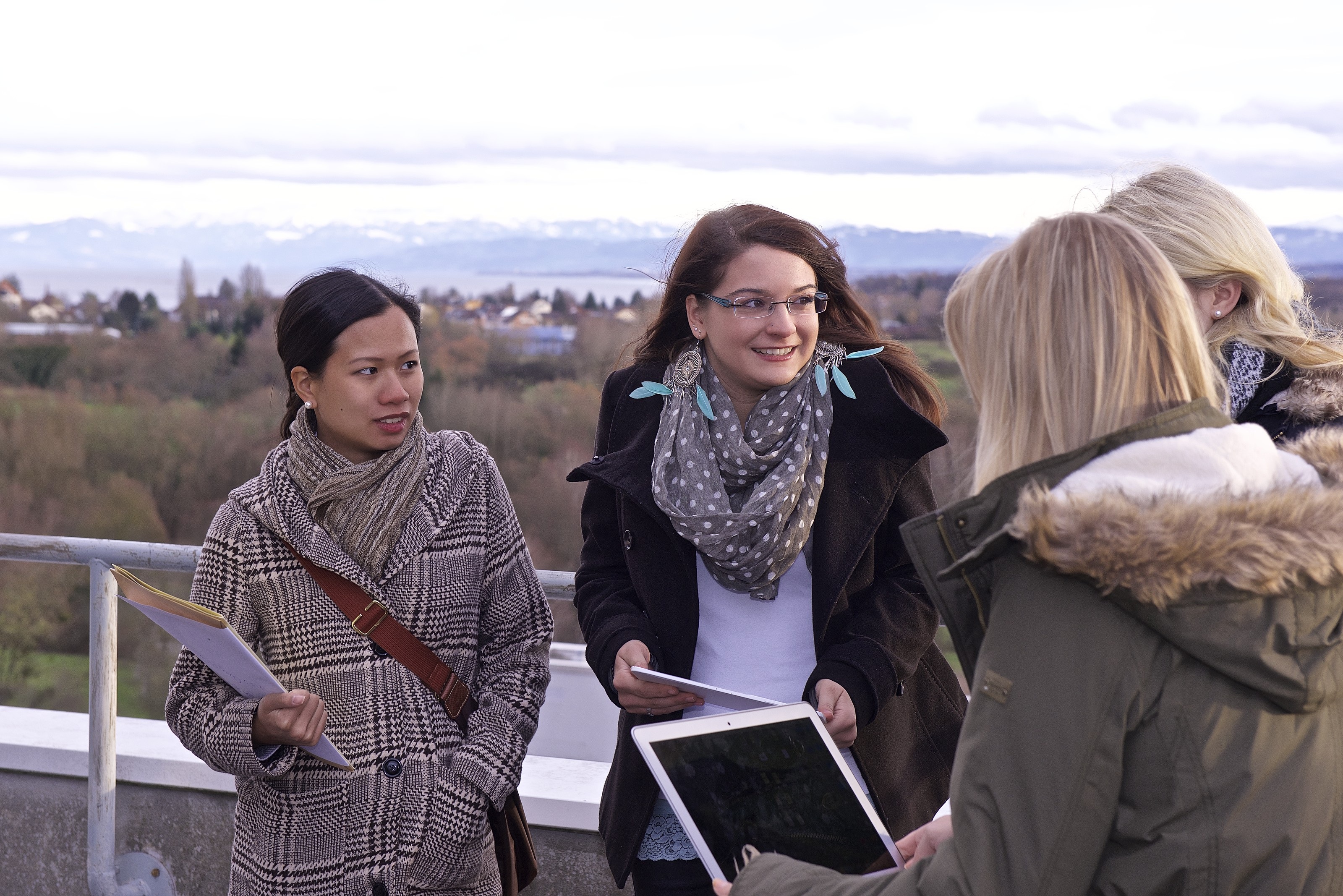 Studentinnen auf der Terasse