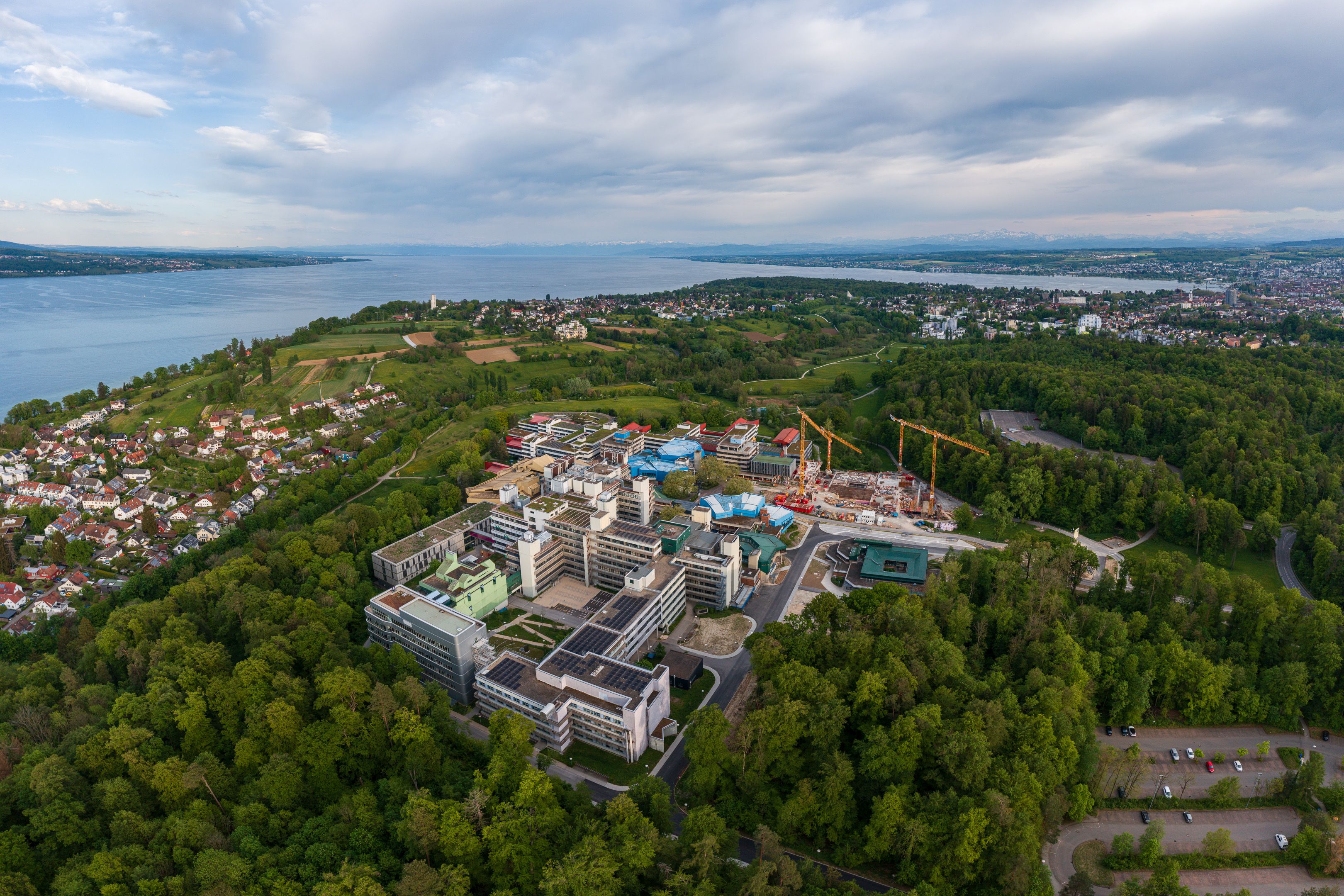 Luftaufnahme vom Campus der Universität Konstanz bei Sonnenaufgang